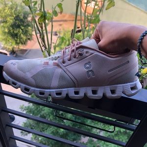 On Running Women’s Cloud size 8